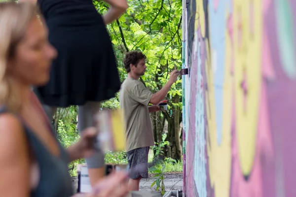 Artistas Pintando Una Pared Mural —  Fotos de Stock