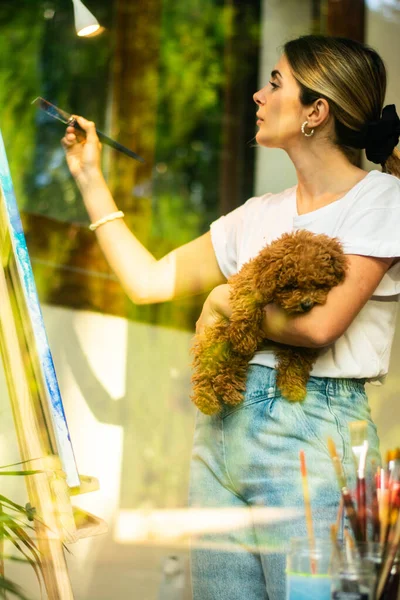 Joven Chica Rubia Pintando Con Mascota Clases Virtuales —  Fotos de Stock