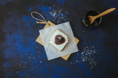 Şekersiz malzemelerle pişirilmiş kare peynirli kek.