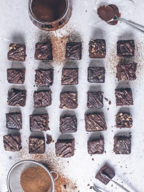 Çikolatalı kek parçaları beyaz desenli bir yüzeyde.