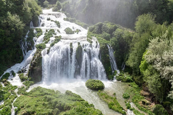 Marmore Taşması Tam Akış Içinde Daha Düşük Bir Bakış Açısı — Stok fotoğraf