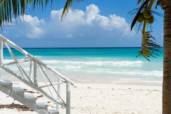 Een Witte Houten Trap Een Witte Houten Trap Een Caribisch — Stockfoto