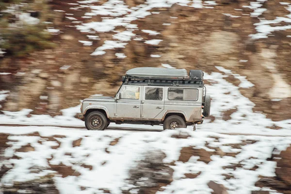 Rozmyta Prędkość Land Rover Góra Śniegu Szybko 4X4 — Zdjęcie stockowe