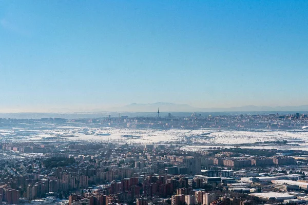 平野雪マドリード空の道路空撮スカイライン都市 — ストック写真