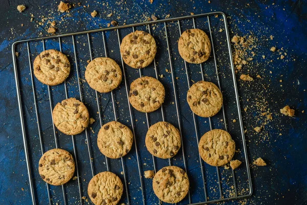 Запечене Печиво Синій Текстурованій Поверхні Крихтами Печива — стокове фото