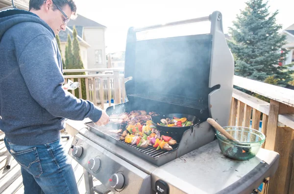 Uomo Grigliare Pollo Verdure All Aperto Una Griglia Barbecue Gas — Foto Stock