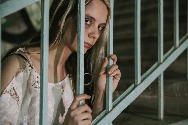 Het Slavin Meisje Zat Een Kooi Gevangenis Vrouwelijke Gevangene Geweld — Stockfoto