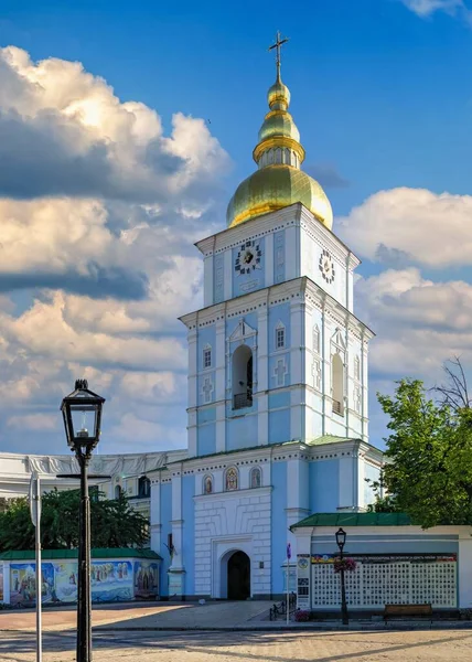 ウクライナのキエフ07 2020 ウクライナのキエフにある聖ミカエル黄金ドーム修道院は 晴れた夏の朝に — ストック写真