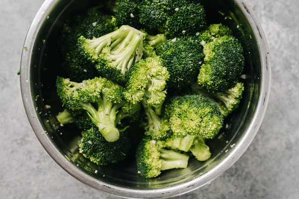 Broccoli Crudi Con Aglio Una Ciotola Acciaio Inossidabile — Foto Stock