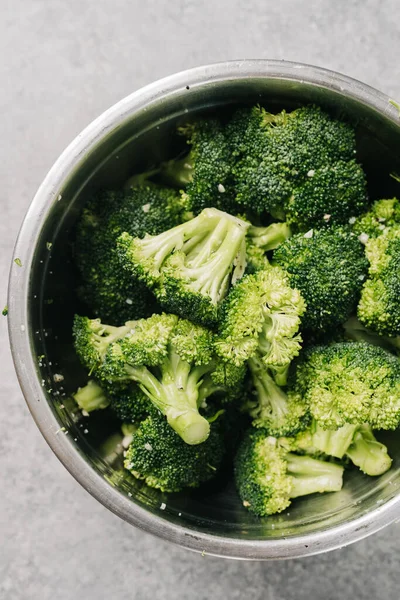 Broccoli Crudi Una Ciotola Acciaio Inossidabile — Foto Stock