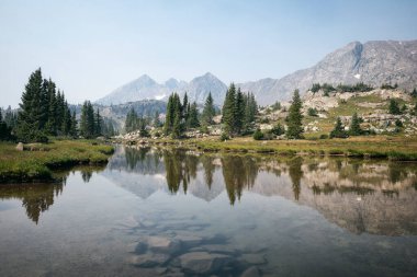 Colorado Kayalıklarında Dağları olan Manzaralı Göl