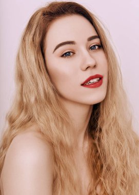 Stüdyoda gümüş beyaz saçlı, parlak vücut sanatları ve parlak tenli çekici bir kadın potpurisi.