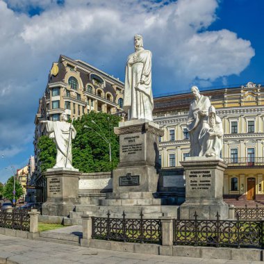 Kyiv, Ukrayna 07.11.2020. Ukrayna 'nın Ukrayna Dışişleri Bakanlığı yakınlarındaki Prenses Olga anısına güneşli bir yaz sabahı dikildi.
