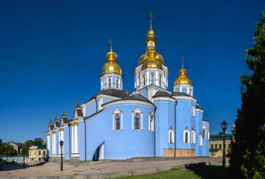 Kyiv, Ukrayna 07.11.2020. Ukrayna, Kyiv 'deki Aziz Michaels Altın Kubbe Manastırı, güneşli bir yaz sabahı