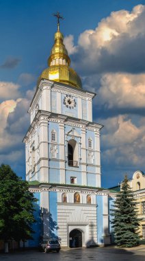 Kyiv, Ukrayna 07.11.2020. Ukrayna, Kyiv 'deki Aziz Michaels Altın Kubbe Manastırı, güneşli bir yaz sabahı