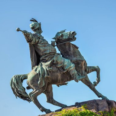 Kyiv, Ukrayna 07.11.2020. Ukrayna 'nın başkenti Kyiv' deki Aziz Sophia Meydanı 'nda güneşli bir yaz sabahı Bohdan Khmelnytsky anıtı