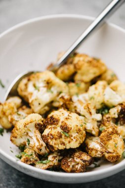 Üzerinde kısmen karnabahar olan yakın plan fotoğraf.