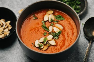 Yüksek açılı domates ve badem ve fesleğenli kırmızı biber çorbası.