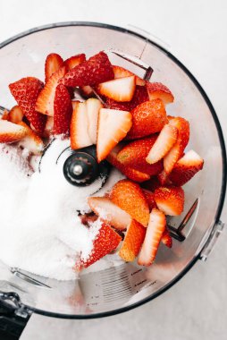 Çilek ve şeker karıştırıcıda