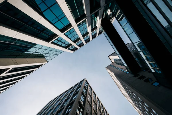 Eine Flache Aufnahme Hoher Gebäude Mit Glasfenstern Vor Blauem Himmel — Stockfoto