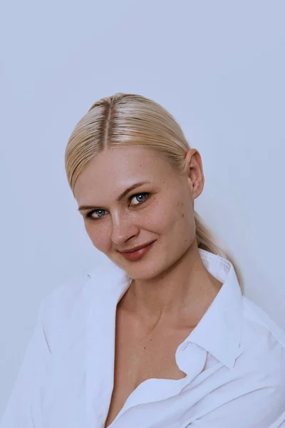 Mooie Jonge Glimlachende Slimme Blonde Sproeten Vrouw Witte Muur Mooie — Stockfoto