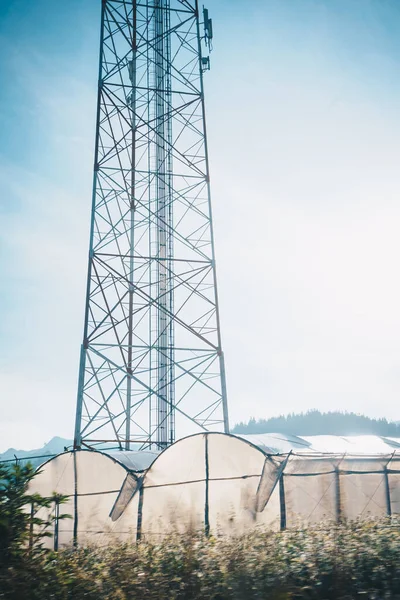 Telekomunikační Věže Sluncem Vzadu — Stock fotografie