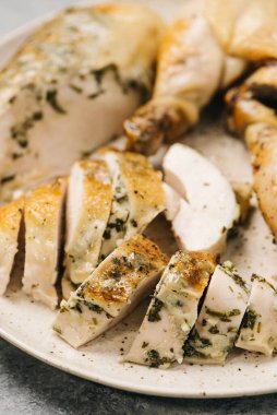 Dilimlenmiş yavaş pişirilmiş sebzeli tavuk göğsünün yakın plan fotoğrafı.