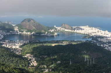 Dağlara, yeşil yağmur ormanlarına ve şehir lagünlerine güzel bir manzara