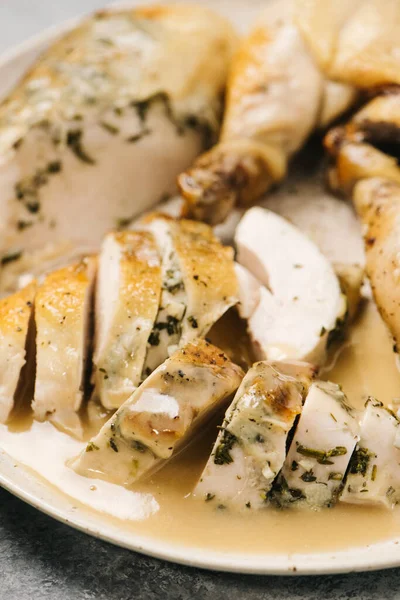 Close Sliced Slow Cooked Herb Chicken Gravy — Stock Photo, Image