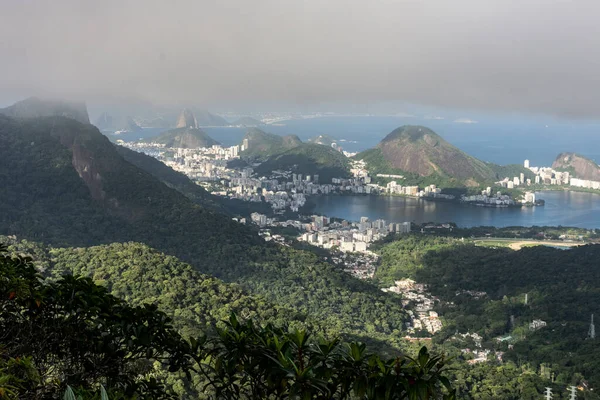 Vacker Utsikt Över Berg Grön Regnskog Hav Och Stad Lagun — Stockfoto