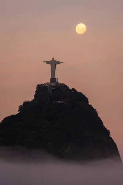 Hermosa Vista Monte Corcovado Estatua Cristo Redentor Luna Llena Saliendo —  Fotos de Stock