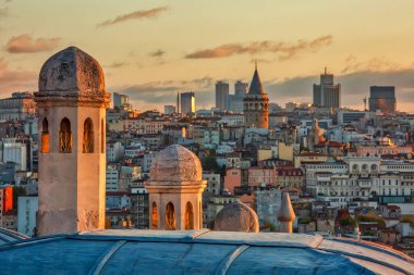 Sabah Süleyman Camii 'nden Galata ve Galata Kulesi' ne görüntü. İstanbul, Türkiye. Seçici odak