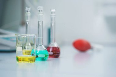 Test tüpleri ve deney tüpleri kimya laboratuarındaki masada üzerinde test sıvısı olan şişeler.