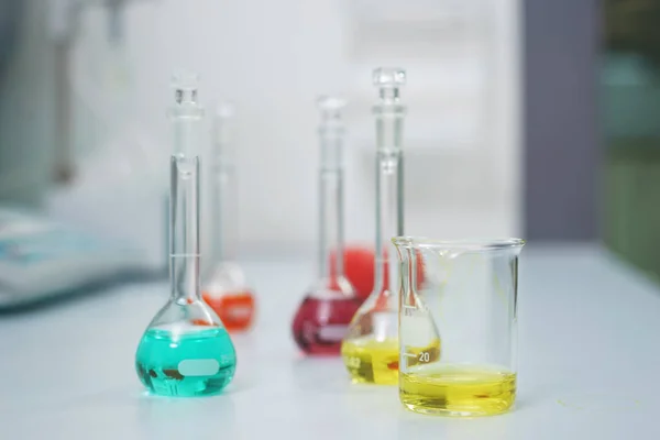 Vizsgálócsövek Lombikok Vizsgálati Folyadékkal Asztalon Egy Kémiai Laborban — Stock Fotó