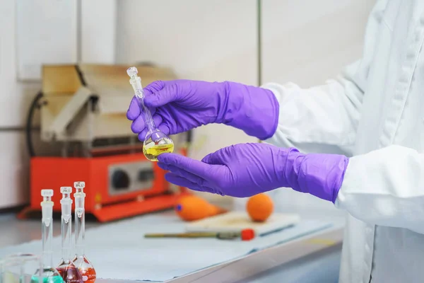 Test Tüpleri Yakın Çekim Yapan Bir Kimya Laboratuarı Çalışanının Elleri — Stok fotoğraf