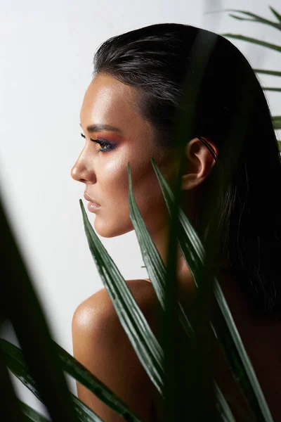 Retrato Beleza Para Menina Bronzeada Com Maquiagem Cabelo Molhado Folhas — Fotografia de Stock