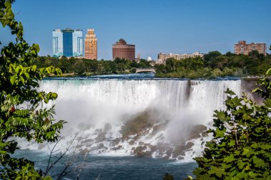 Kanada tarafından şelalenin manzarası.