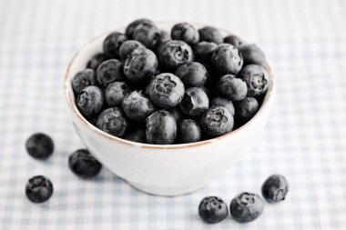 Bir kase yaban mersini, seçici odak