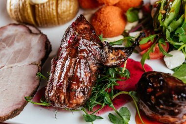 Kızarmış tavuk budu ve haşlanmış patates.