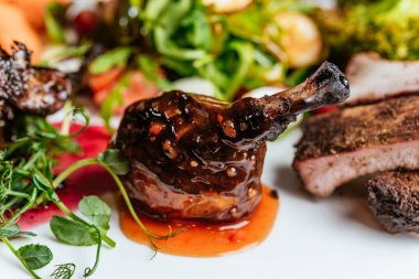 Kızarmış tavuk budu ve haşlanmış patates.