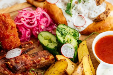 Kızarmış tavuk budu ve haşlanmış patates.