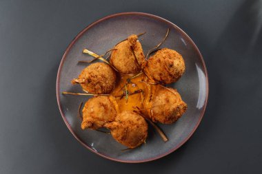 Kızarmış tavuk budu ve haşlanmış patates.