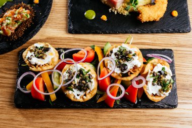 çeşitli atıştırmalıklar. Menü. en üstteki görünüm.