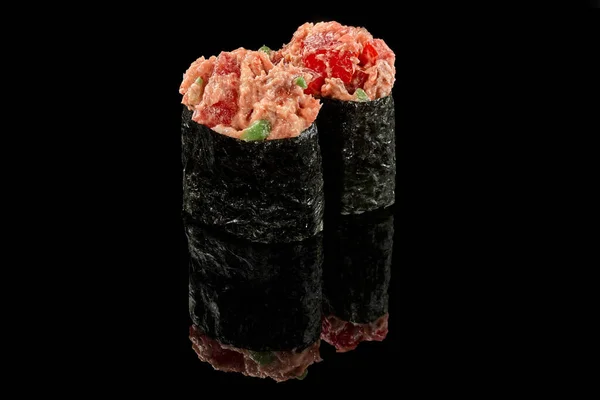 うなぎとアボカドを黒光沢のある背景に海苔で包んだスパイシーな軍艦巻き寿司 寿司バーメニュー ケータリングのコンセプト — ストック写真