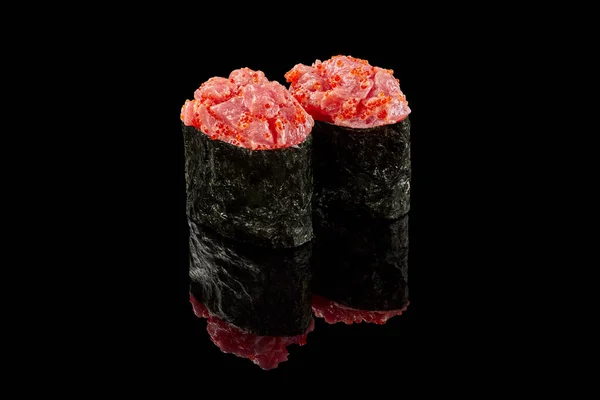 Pikantny Ryż Gunkan Maki Dodatkiem Surowego Tuńczyka Ikry Owinięte Nori — Zdjęcie stockowe