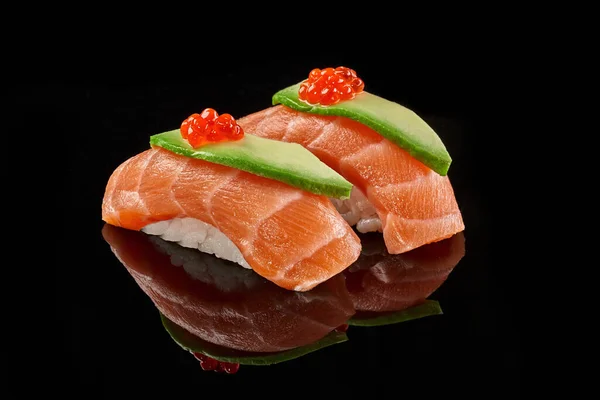Closeup Dois Nigiri Sushi Com Salmão Cru Fatias Abacate Caviar — Fotografia de Stock