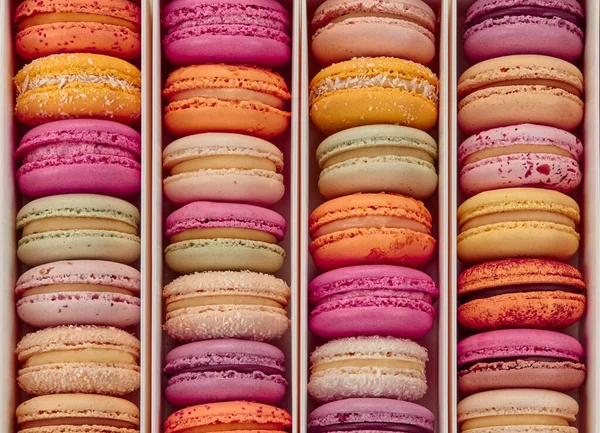 Draufsicht Auf Farbenfrohe Französische Macarons Reihen Schachteln Beliebte Süßigkeit Auf — Stockfoto