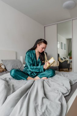 Genç kadın sarı defterine planlarını ve arzularını yazıyor. Kız pijamalarıyla yatağa oturur ve Chek listesi yapar. Planlama kavramı