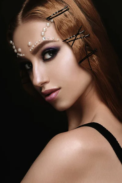 Piękny Portret Kobiety Makijażem Artystycznym Perłowe Koraliki Twarzy — Zdjęcie stockowe