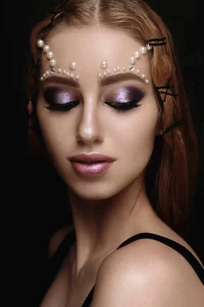 Piękny Portret Kobiety Makijażem Artystycznym Perłowe Koraliki Twarzy — Zdjęcie stockowe